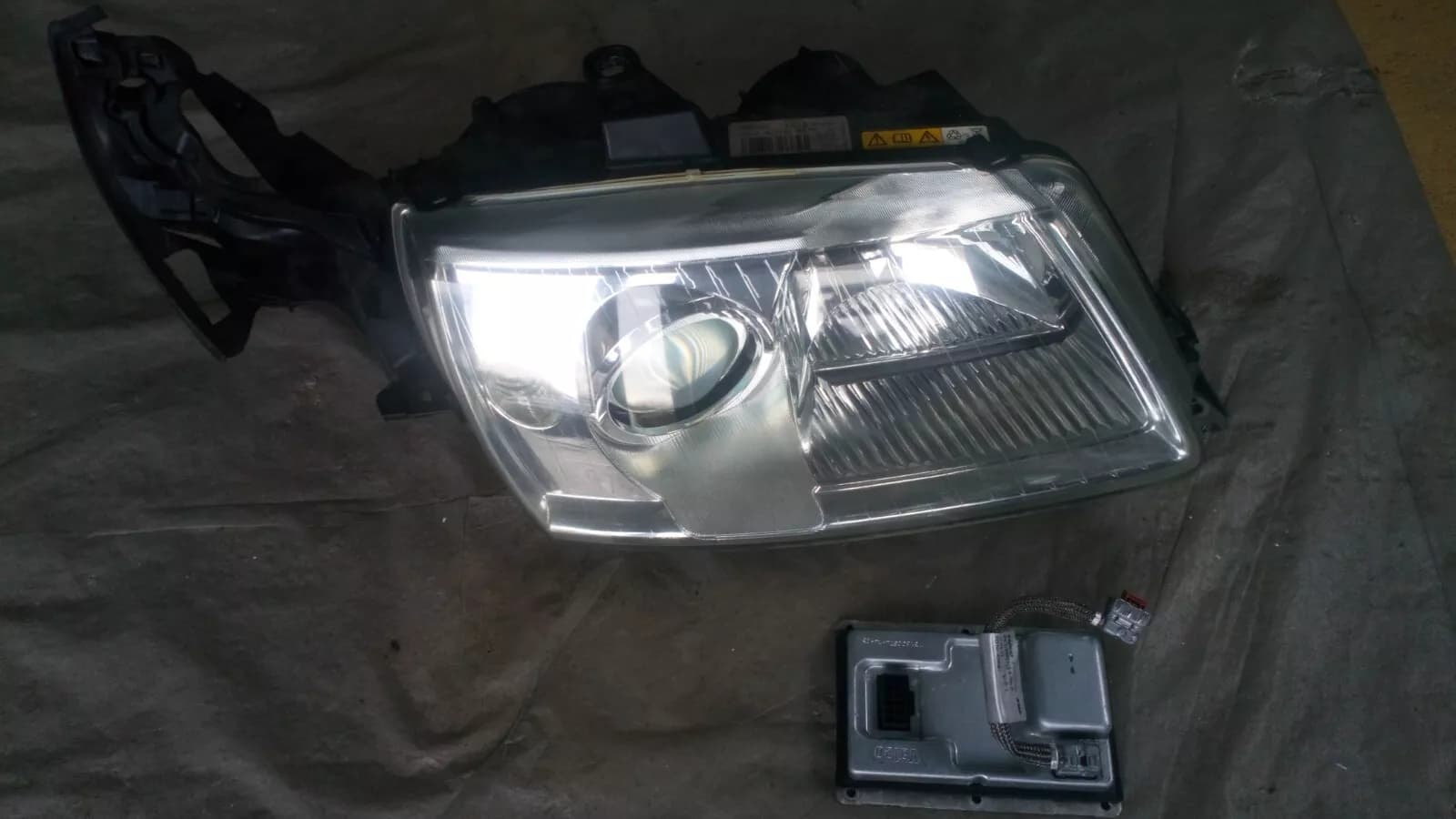 SAAB 9-5 Xenon headlight right original Part No :89010467, 12755264
