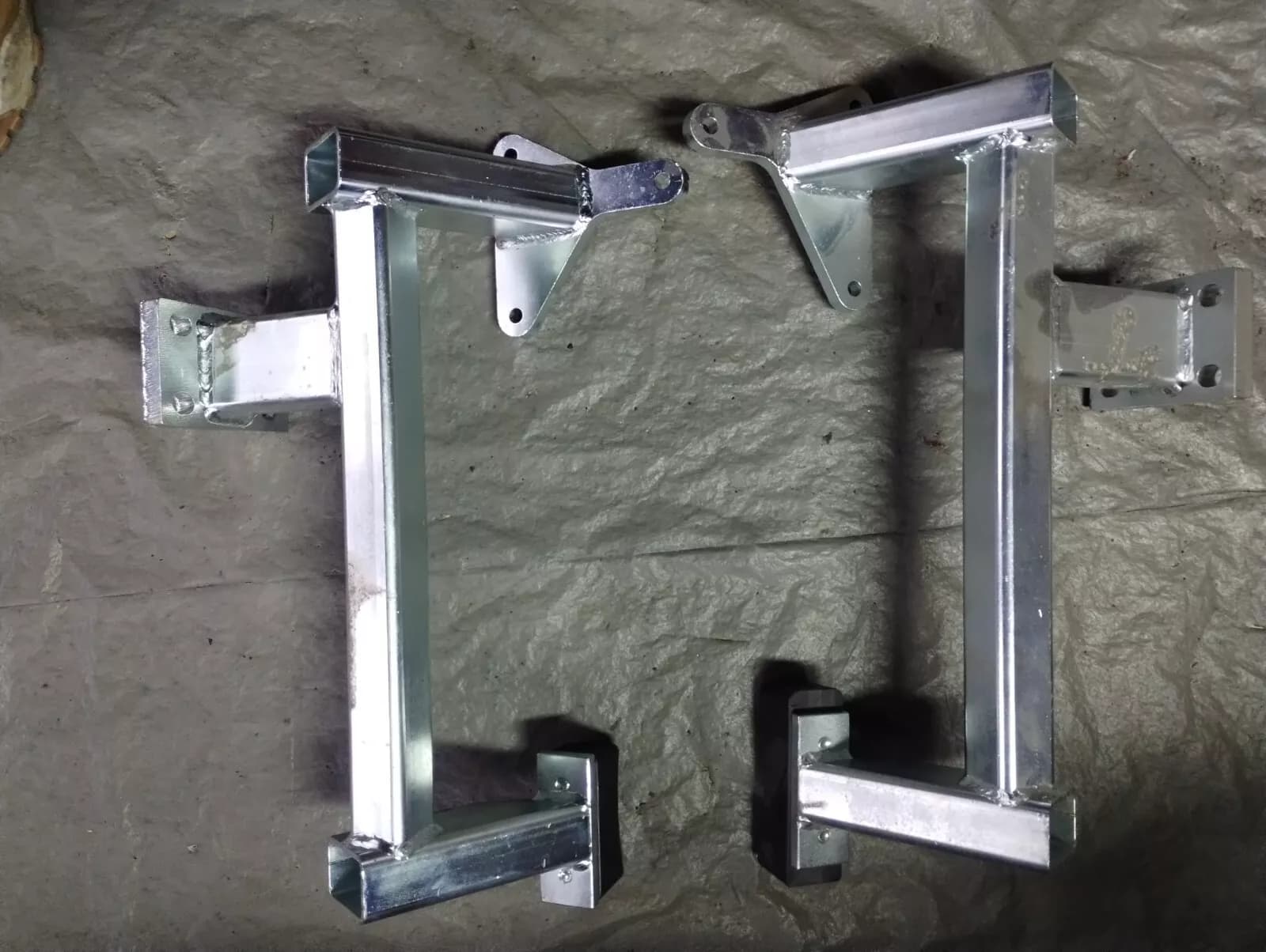 NEW BENTLEY genuine ENGINE MOUNTING ARMS No: WT10280-1, WT10280-2