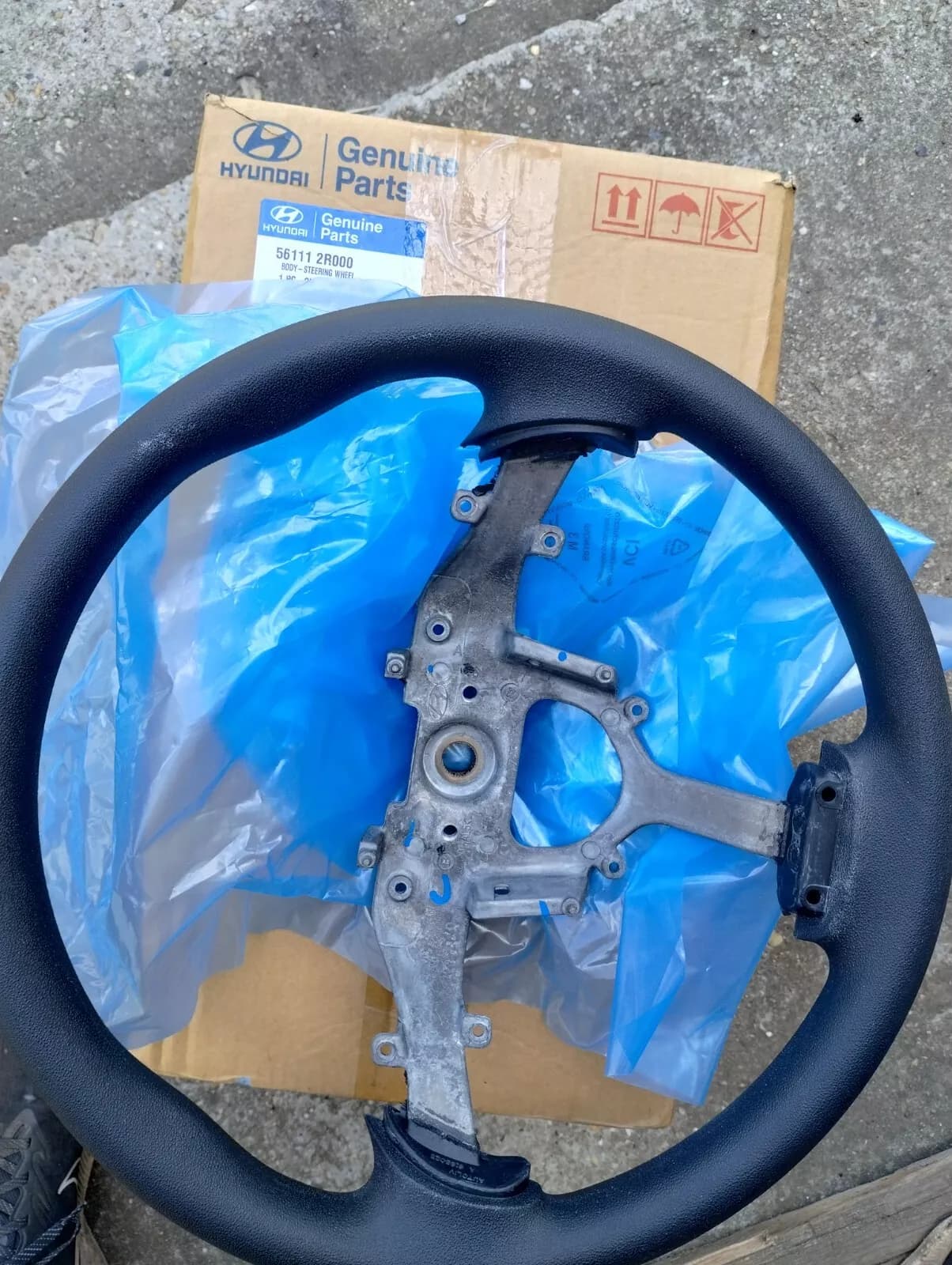 Genuine Hyundai Steering wheel No: 561112R000