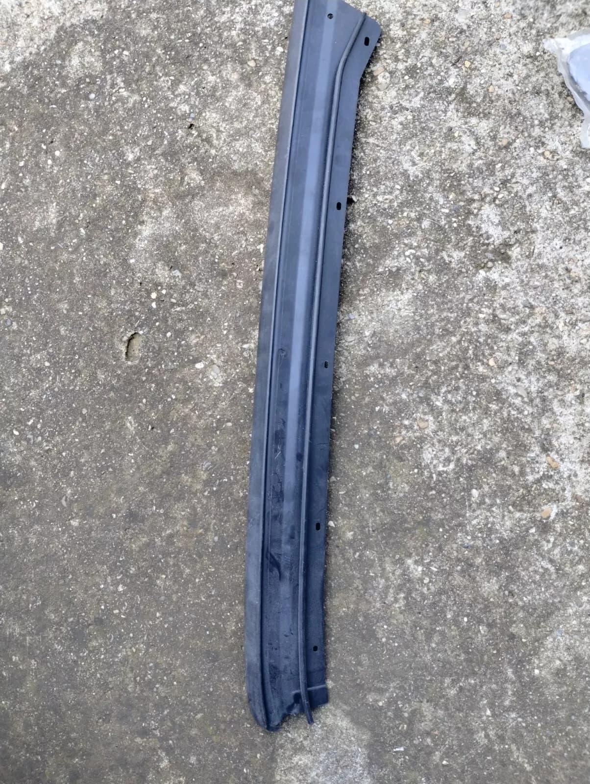 Chrysler, Mopar, genuine Windshield Molding Nr: 55396582AE