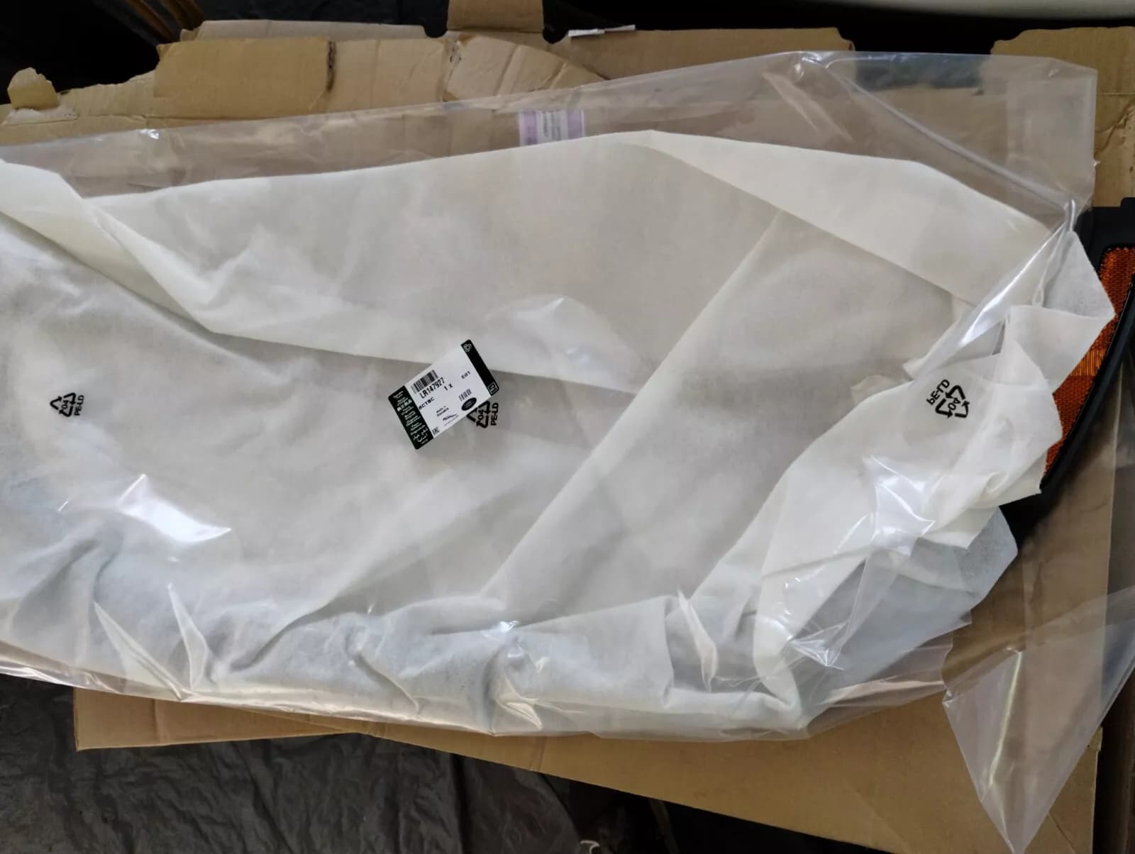 Jaguar, Land Rover, genuine Molding No: LR147927