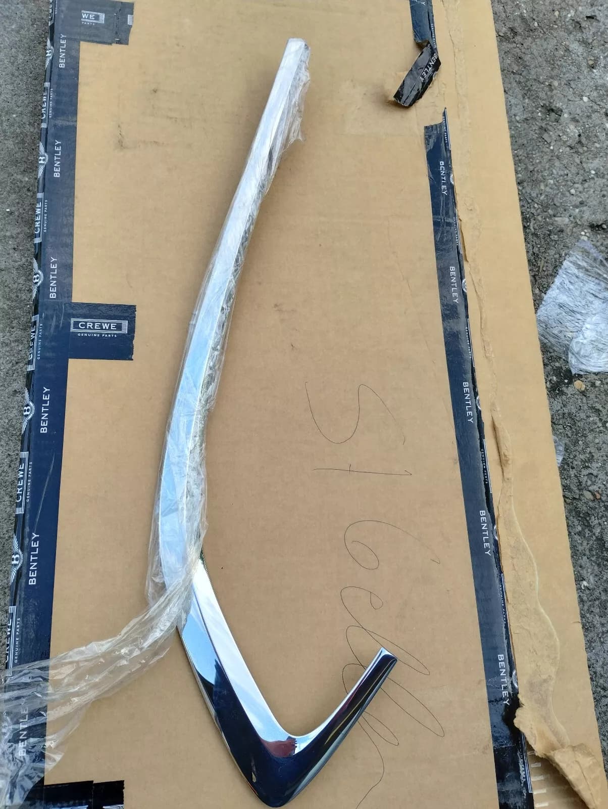 BENTLEY GENUINE TRIM FOR DOOR WINDOW FRAM No : 3W8853765D