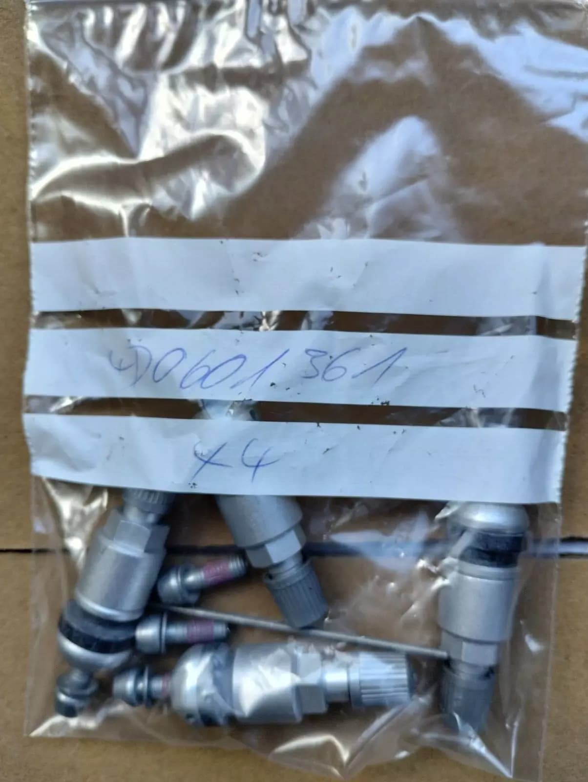 ORIGINAL BENTLEY METAL VALVE 4 PCS NR: 4D0601361