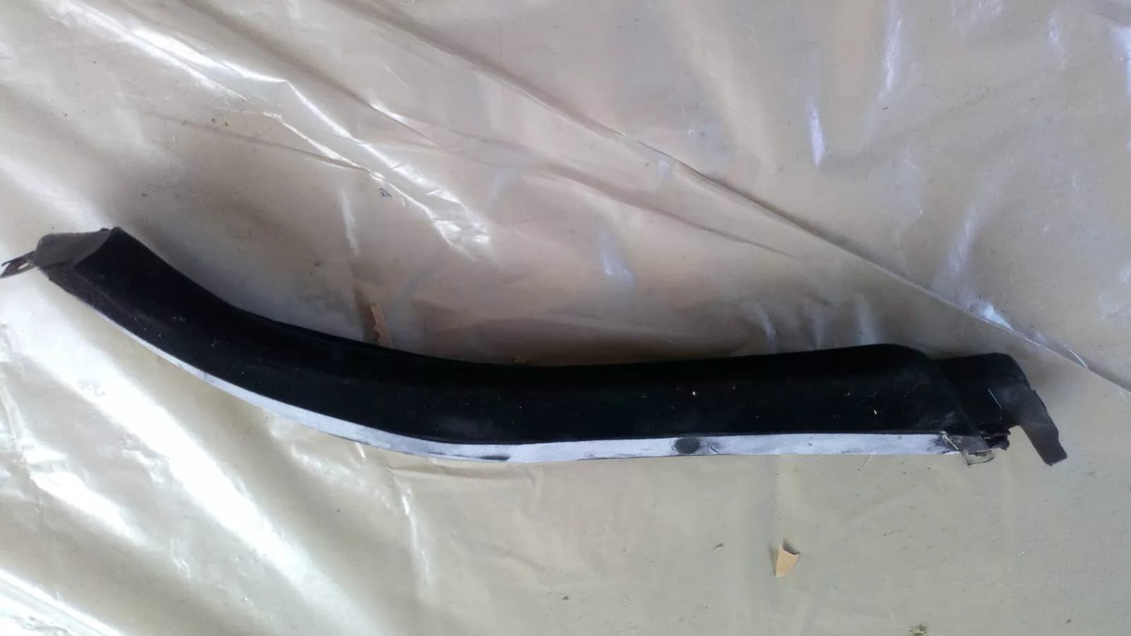 Saab 900 II Convertible left side seal Part no:4767737 year:1996-98