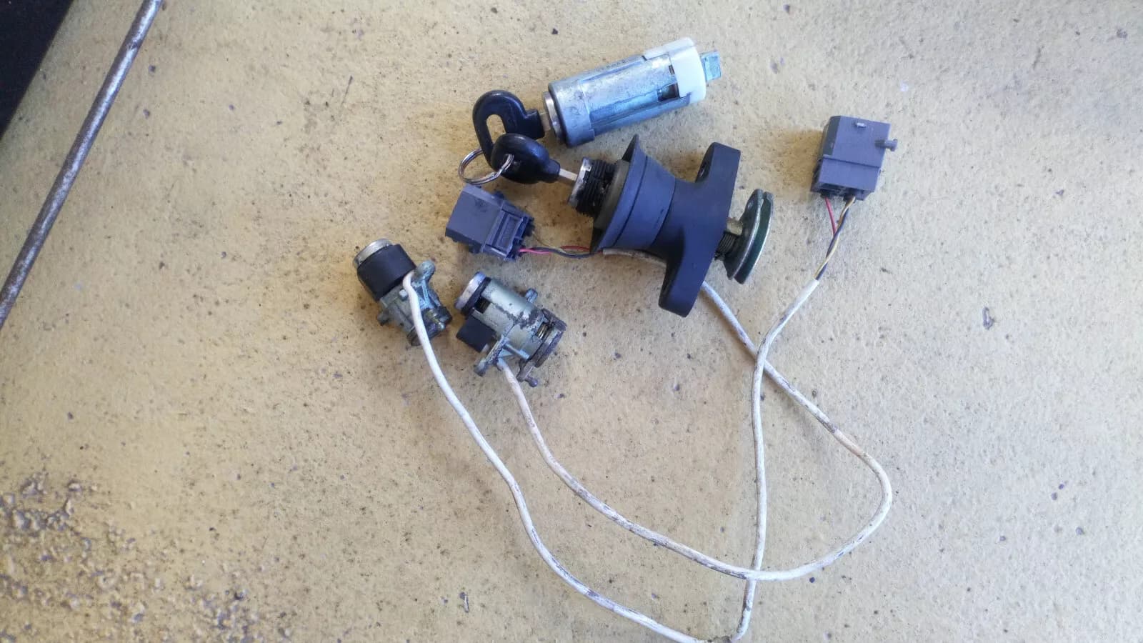 Saab 9000, 2pcs key locking cylinder door, trunk ignition lock Bj1995-98