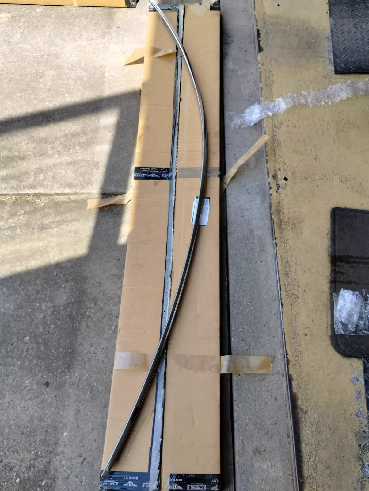 BENTLEY GENUINE TRIM FOR DOOR WINDOW FRAM No : 3W8853835B