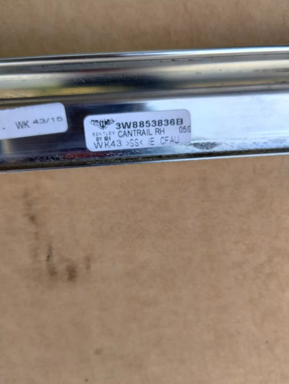 BENTLEY GENUINE TRIM FOR DOOR WINDOW FRAM No : 3W8853836B