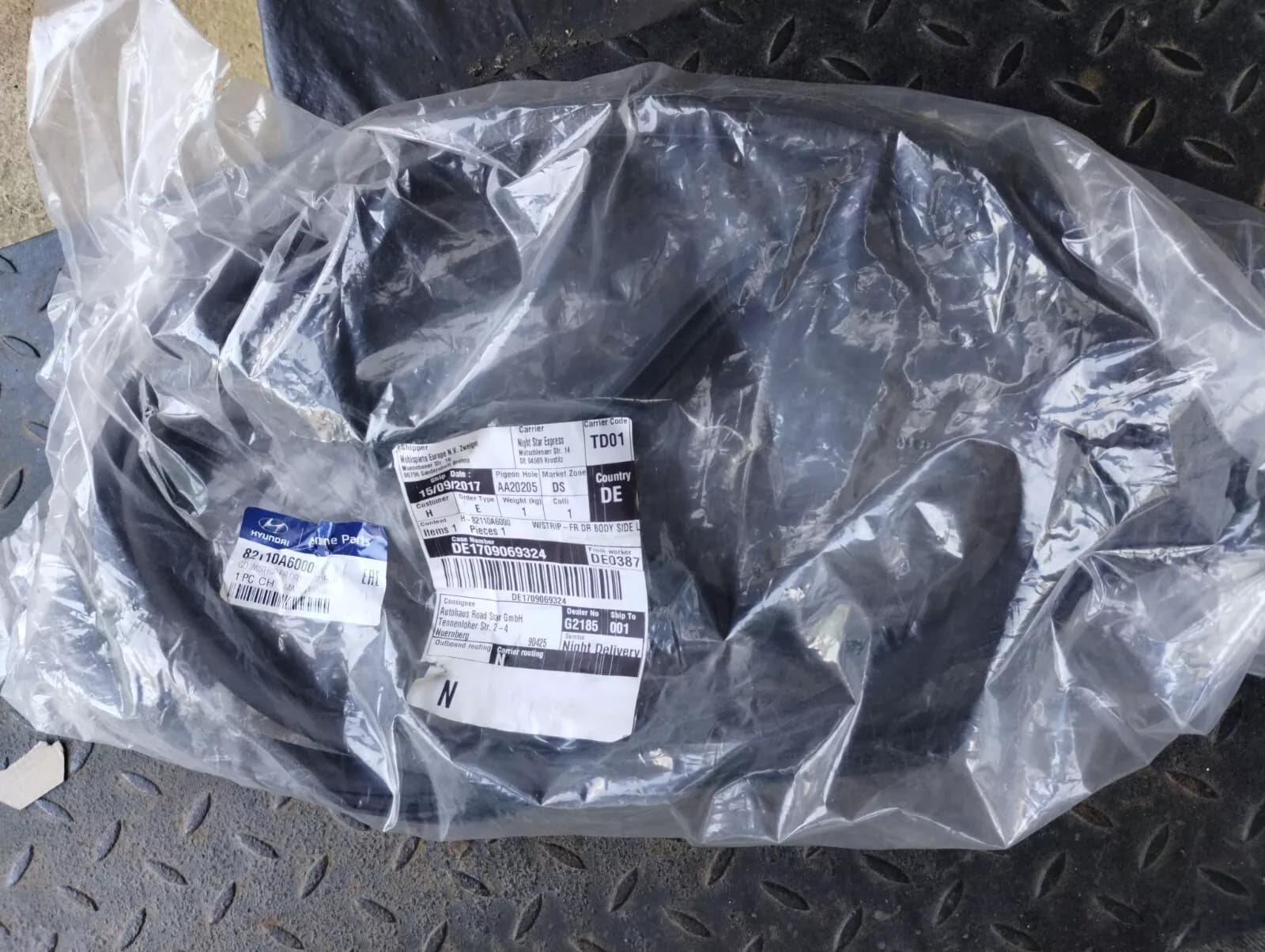 HYUNDAI Genuine W/STRIP-FR DR BODY SIDE LH No: 82110A6000