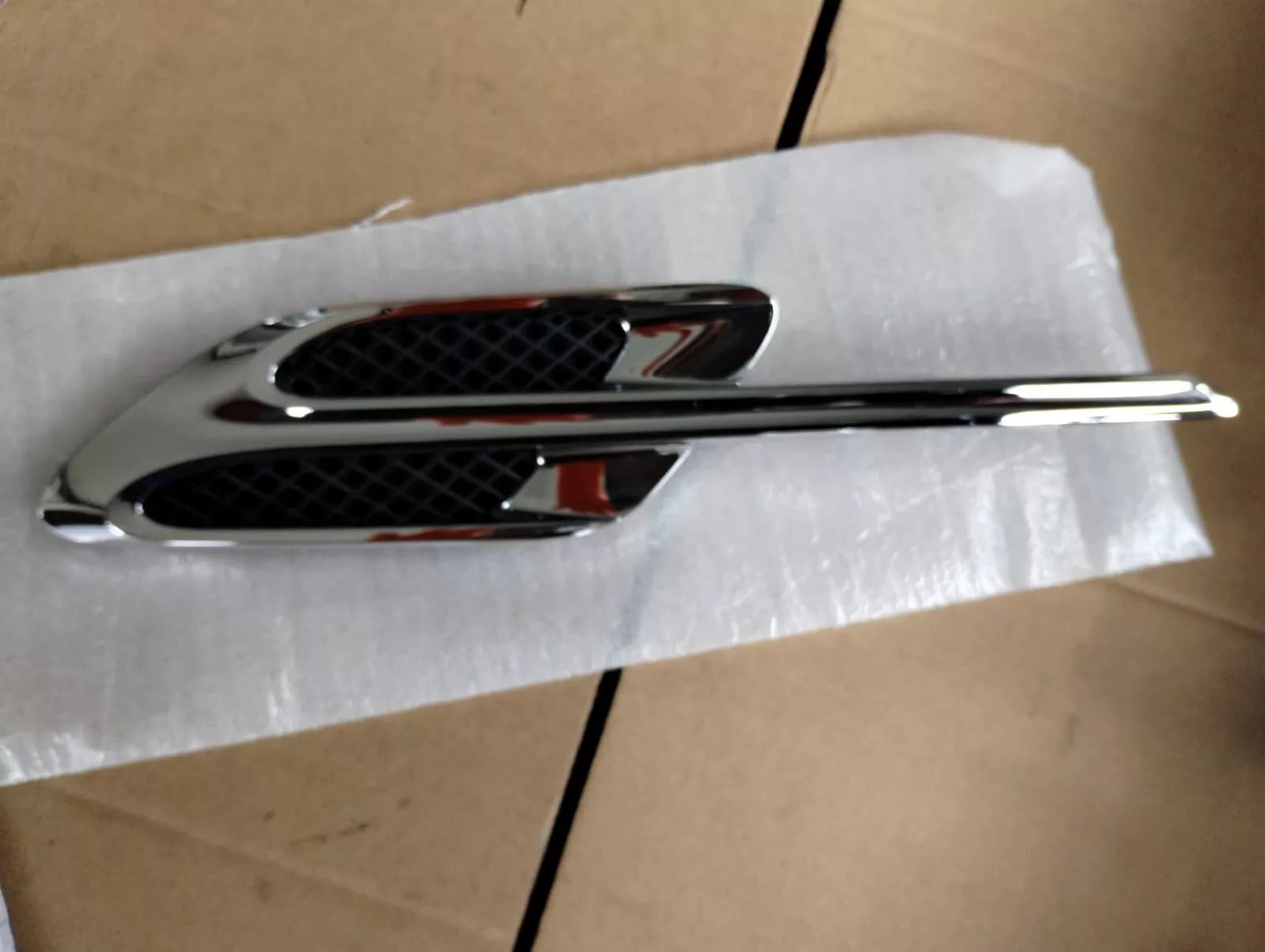 BENTLEY GENUINE VENT GRILLE, FLAYING B FENDER RIGHT No: 3W3821274B