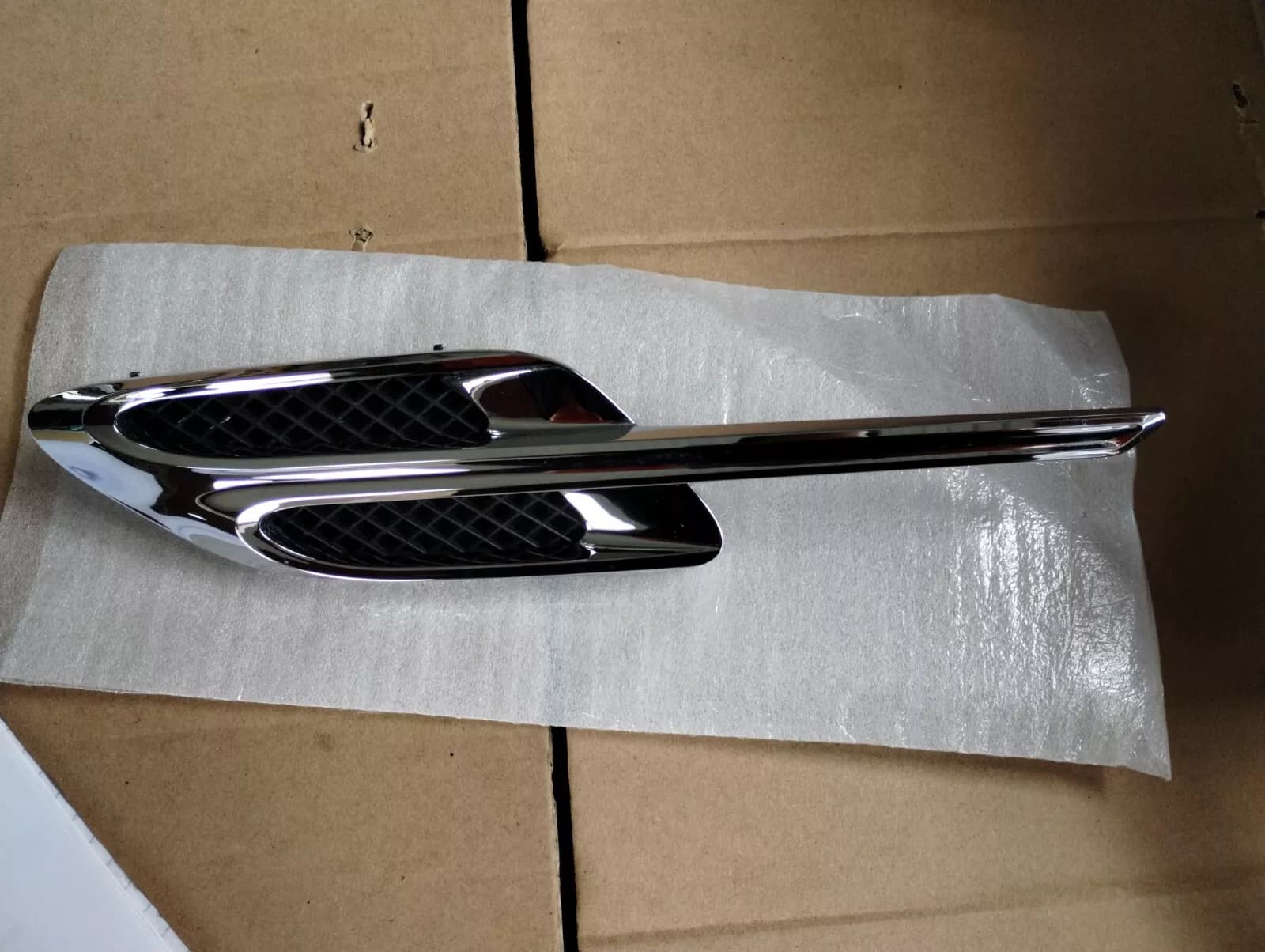 BENTLEY GENUINE VENT GRILLE, FLAYING B FENDER LEFT No: 3W3821273B