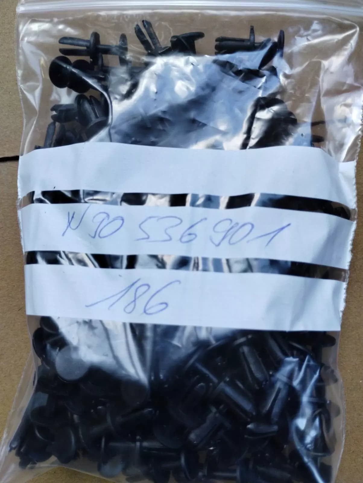 ORIGINAL BENTLEY SPREADER RIVET 186 PCS No: N90536901