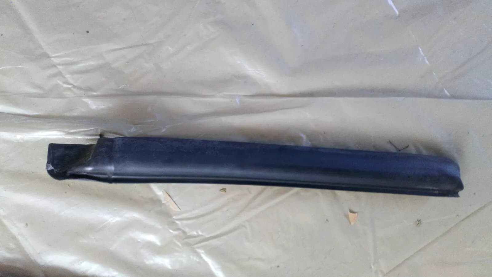 Saab 900 II Convertible windshield seal right Part no:4696001 year:1996-98