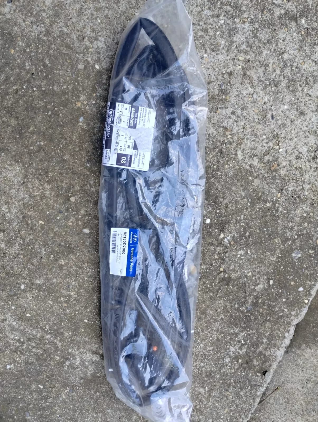 HYUNDAI Genuine W/STRIP ASSY-FR DR SIDE LH No : 82130D7000