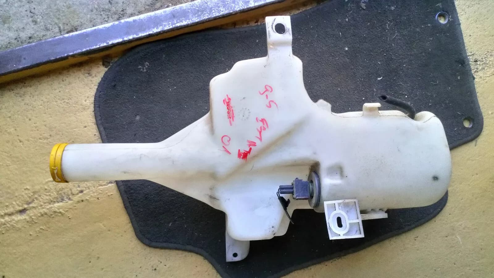 SAAB 9-5 station wiper water tank with washer pumps and sensor year:2002-09