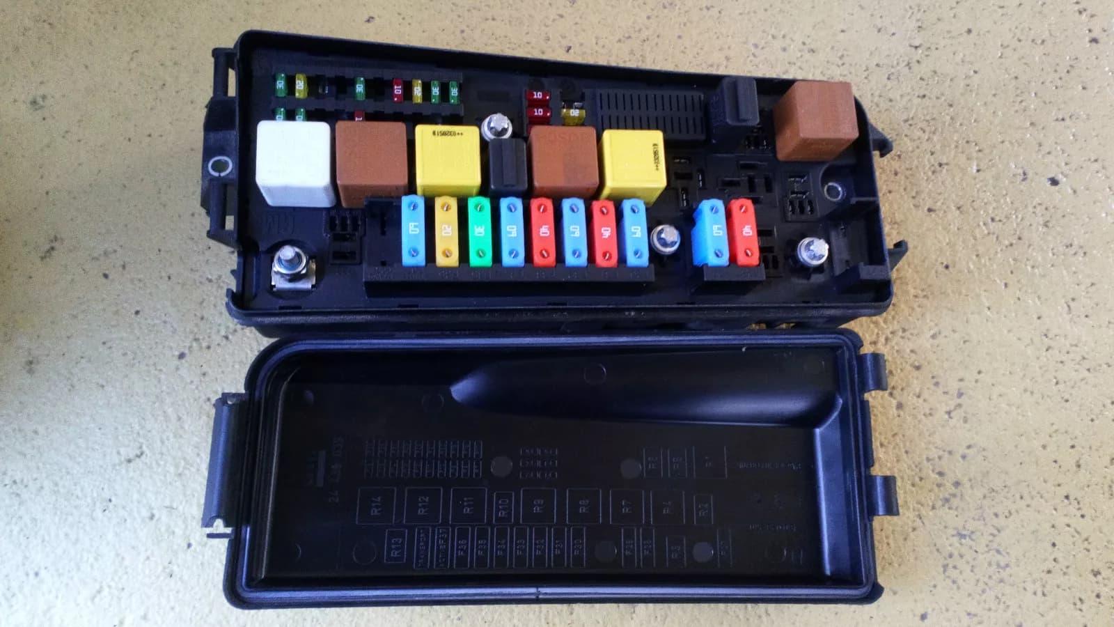 SAAB 9-3 fuse box with roof part no:460023260, 24436039 year:2003