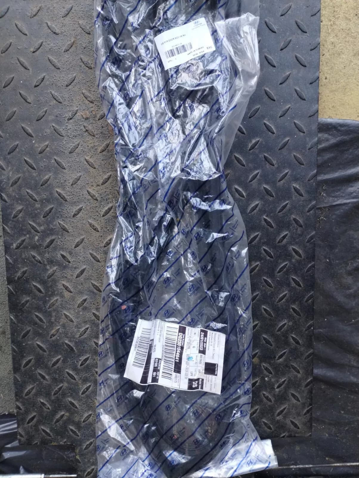 HYUNDA Genuine W/STRIP ASSY-FR DR SIDE RH No : 82140C8000