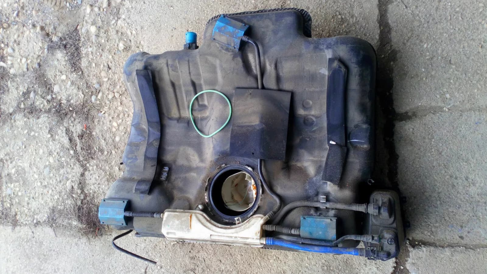 Saab 9-3 2 0T, year:2004 fuel tank