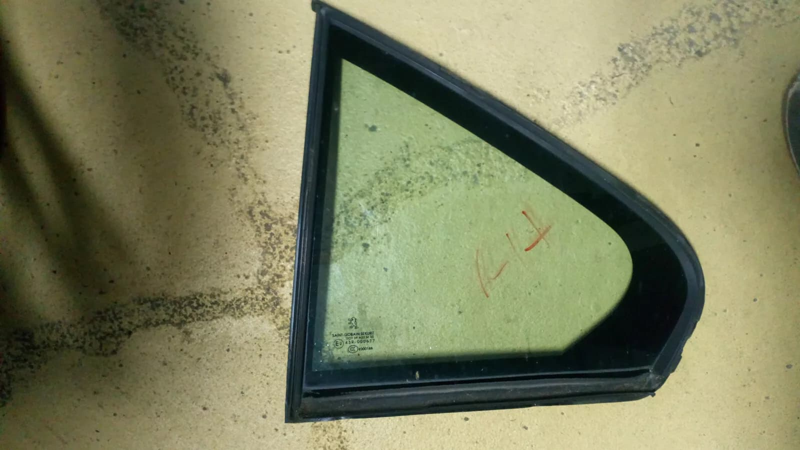 Peugeot 607 door window left rear small year:2006