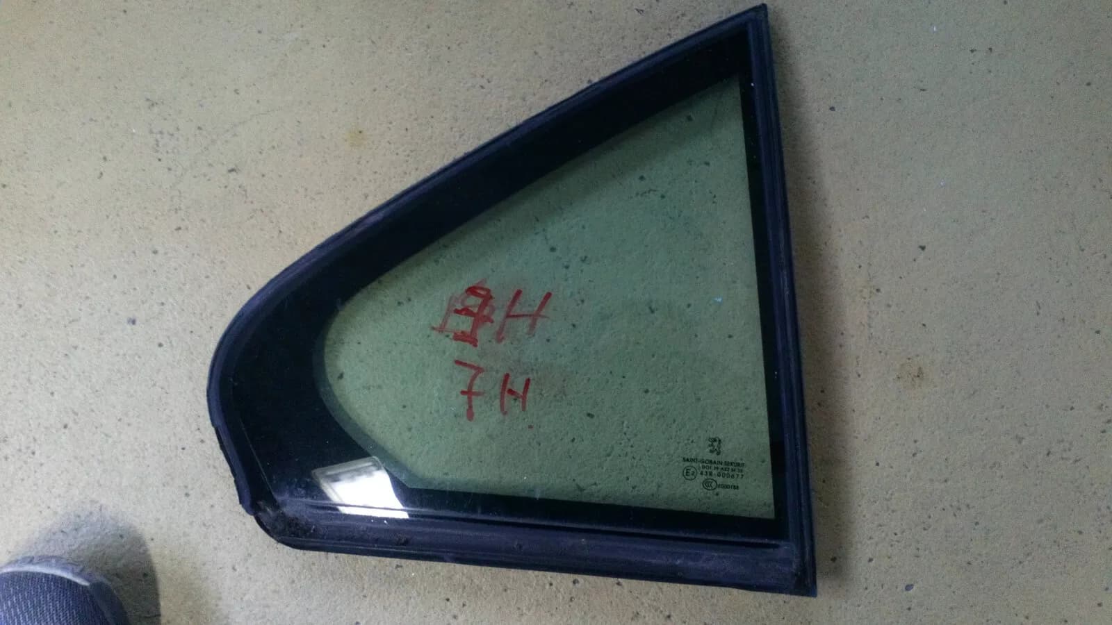 Peugeot 607 door glass right rear small year:2006