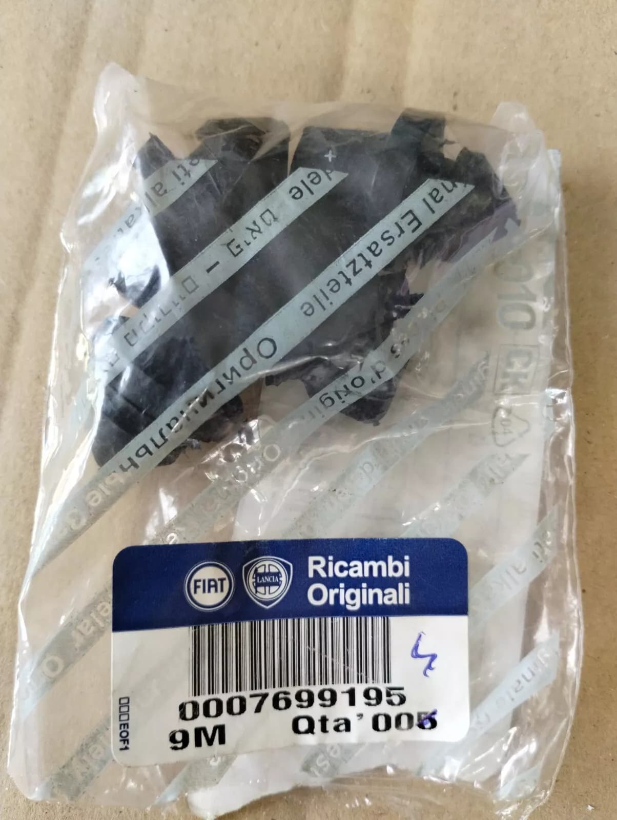 Genuine Fiat radiator bush 4 pcs No: 7699195