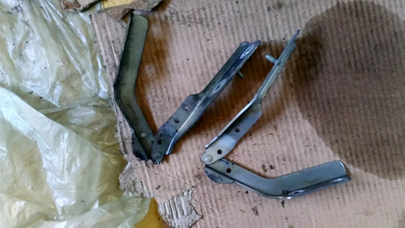 Peugeot 607 hood hinge year:2006 part no:9629468380, 9629468480