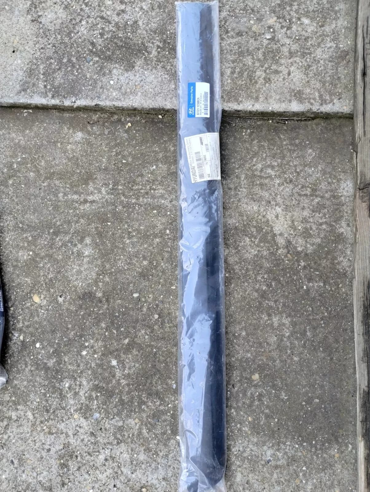 HYUNDAI Original MOULDING ASSY-FR DR W/LINE LH No : 877211C500CA