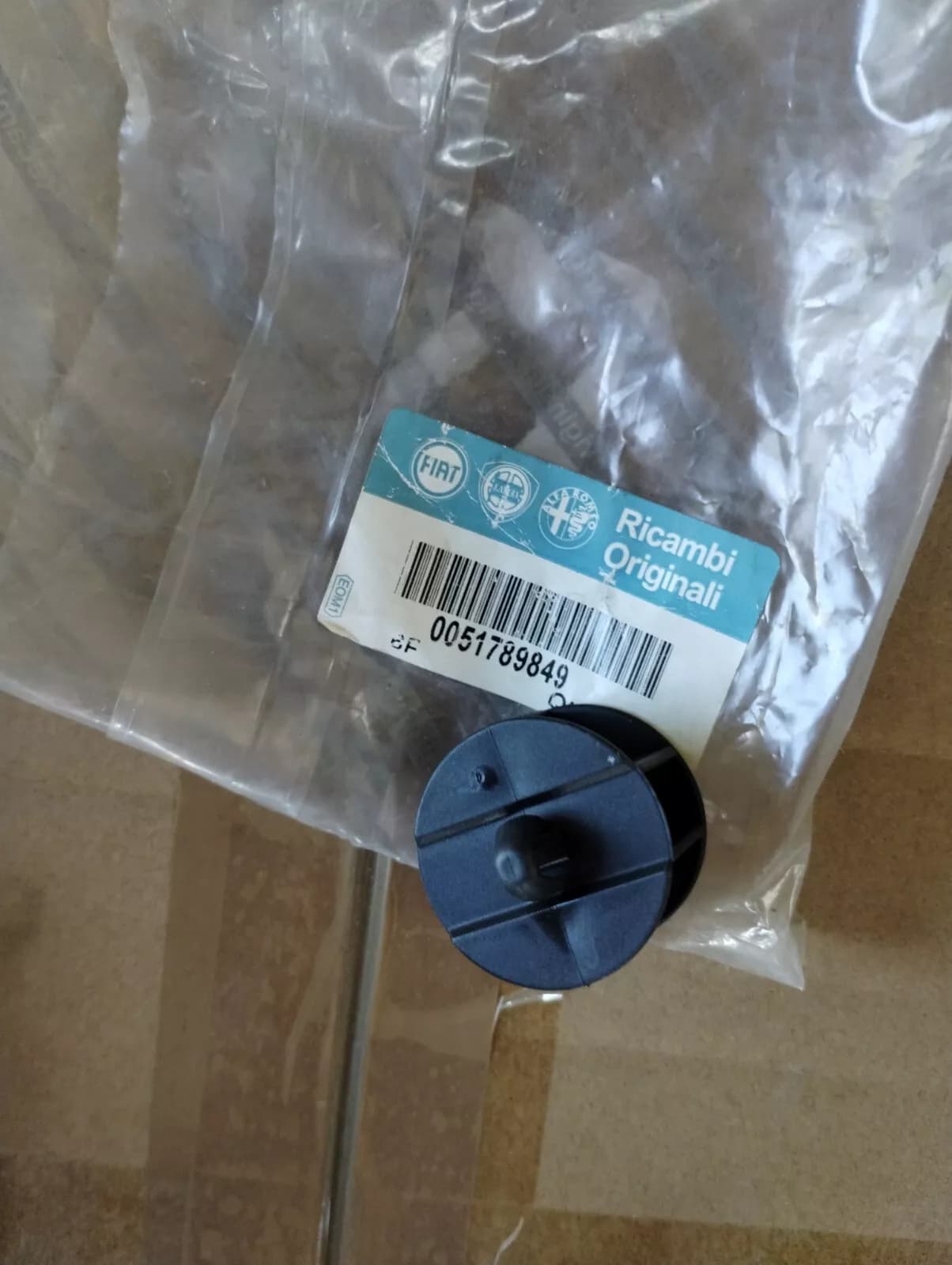 Genuine Fiat, Alfa Romeo, Lancia, FASTENER, BUTTON, CAP 20 pcs No: 51789849