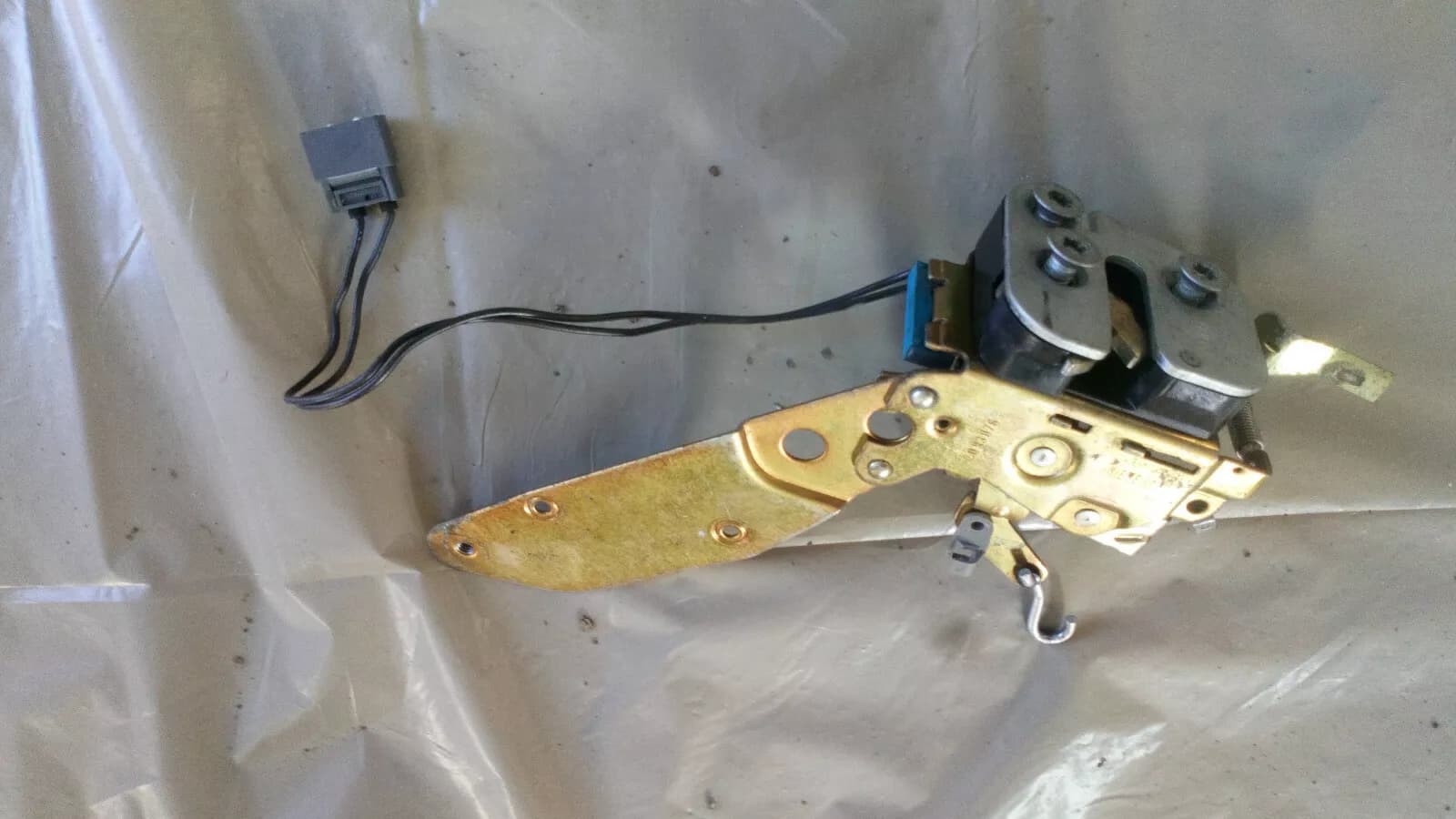 Saab 9000 door lock left front part no: 6948970 year:1989-98