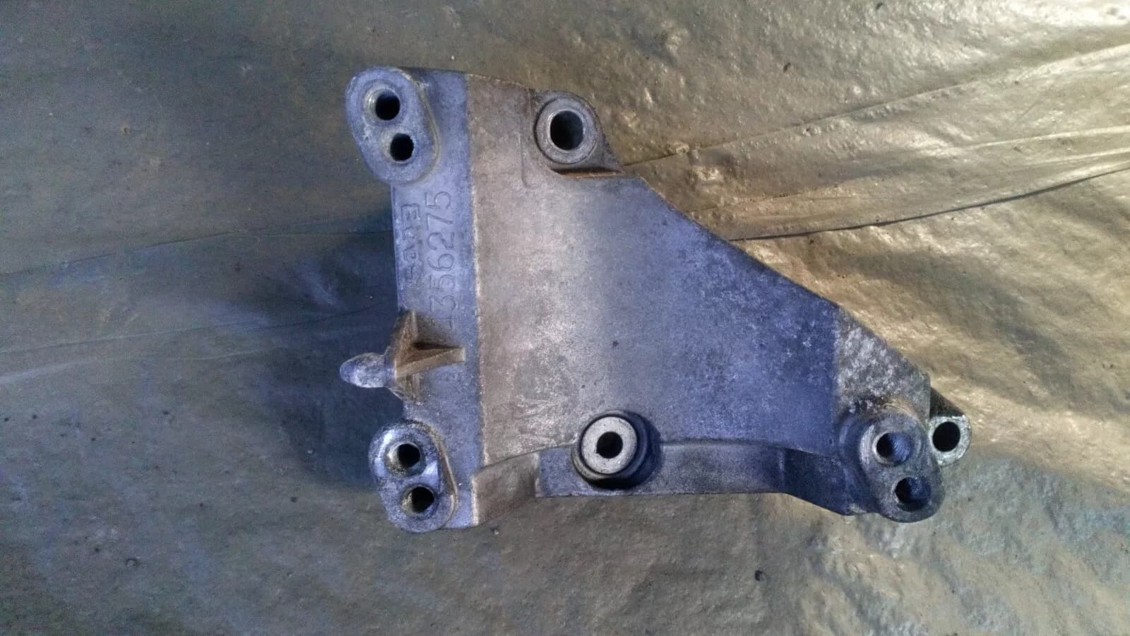 SAAB 9000 air conditioning compressor bracket part no:4356275 year:1994-98