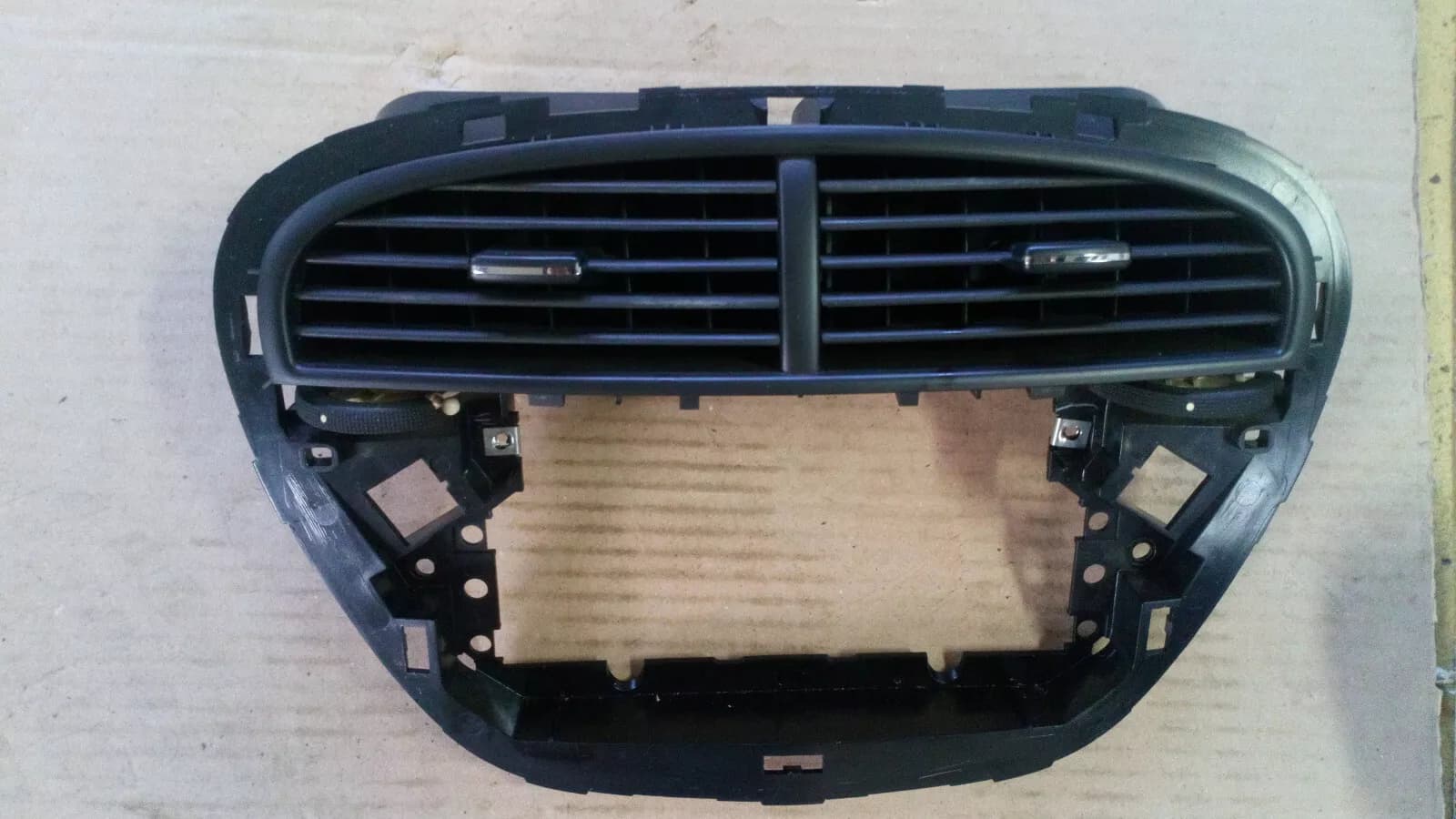 Peugeot 607 center air vent part no : 9648681077