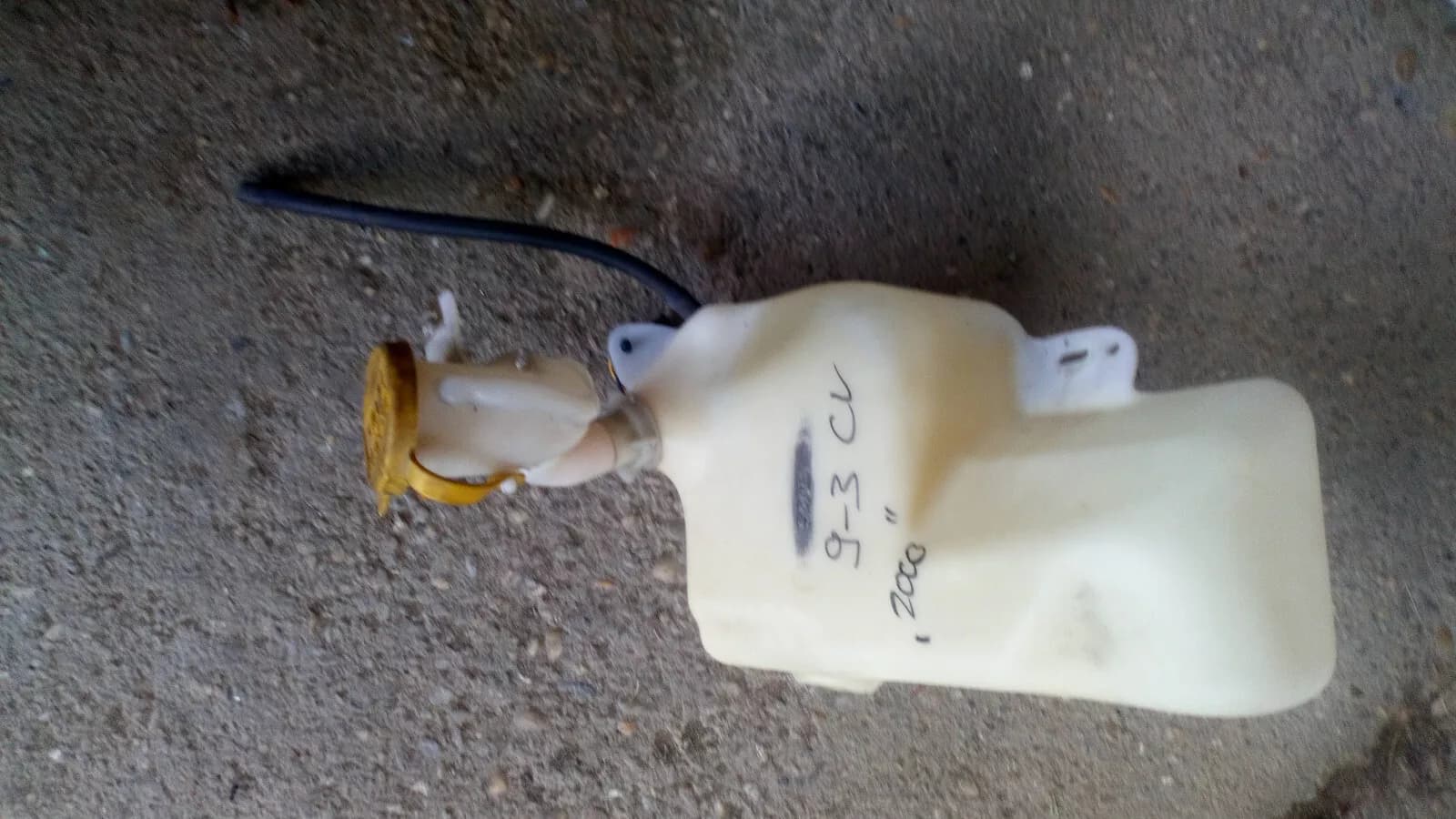 Saab 9-3 convertible wiper water tank + washer water pump year: 2000