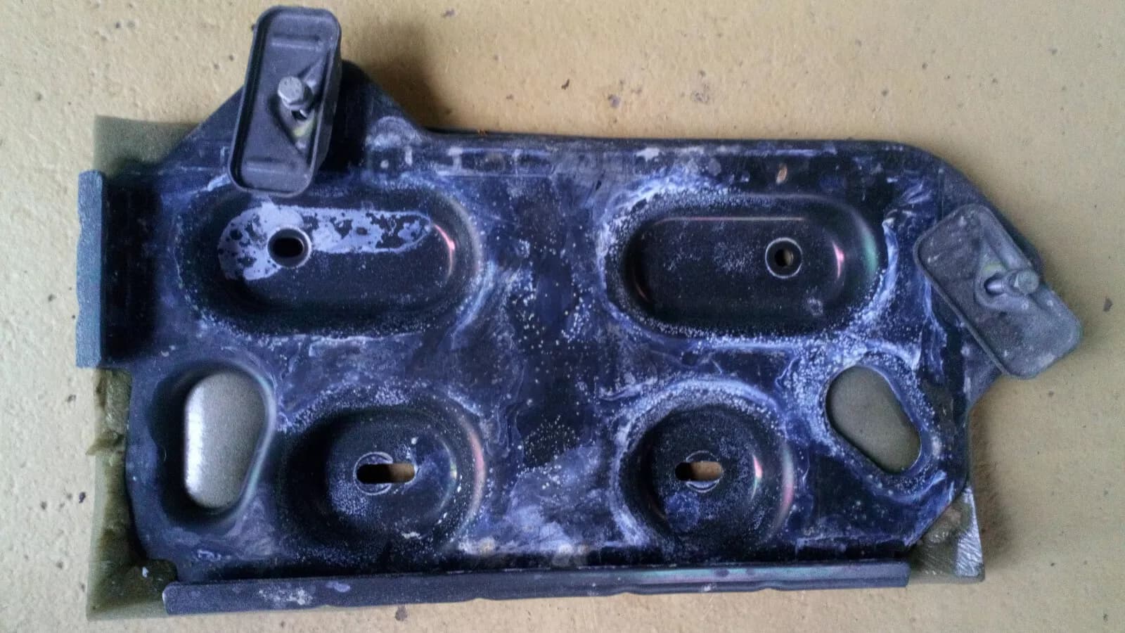 Peugeot607 battery holder