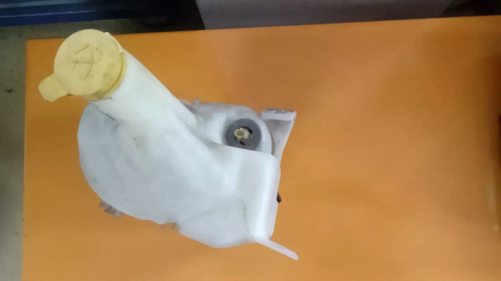 Saab 9-5 station wagon (year: 2002)Wiper water tank + 2 washer water pumps and sensor