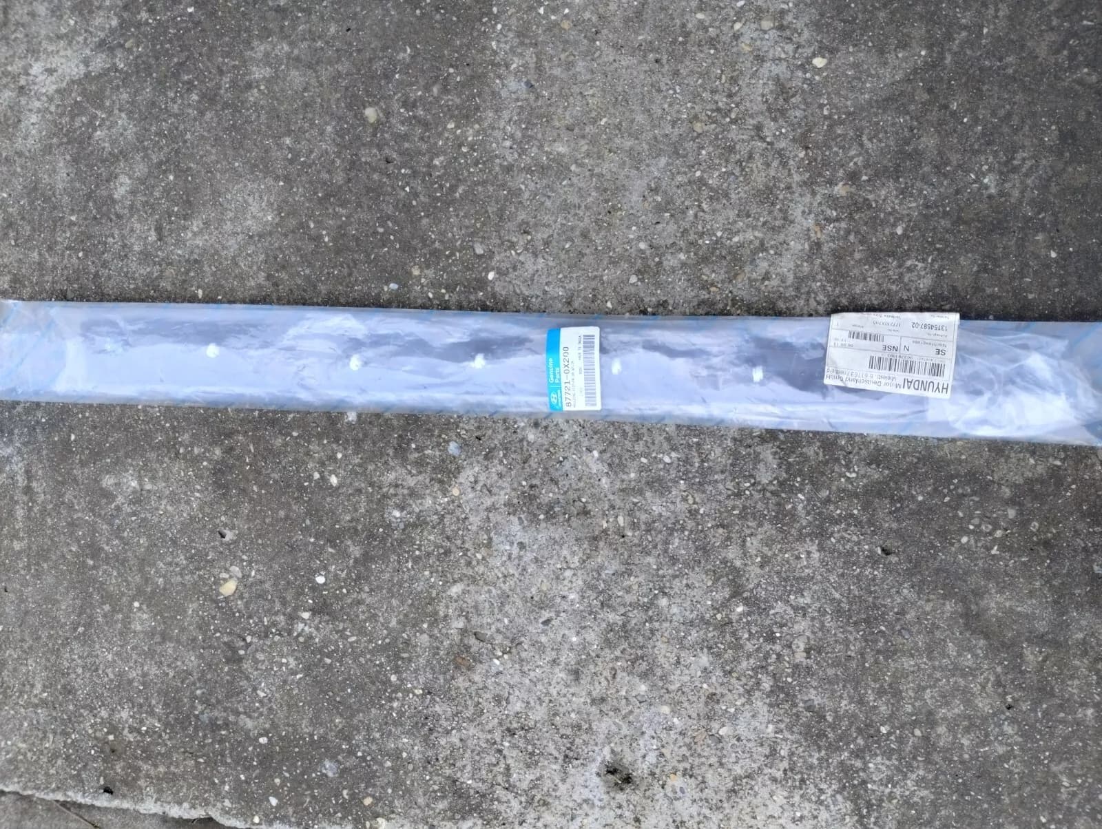 HYUNDA Original MOULDING ASSY-FR DR W/LINE LH No : 877210X200