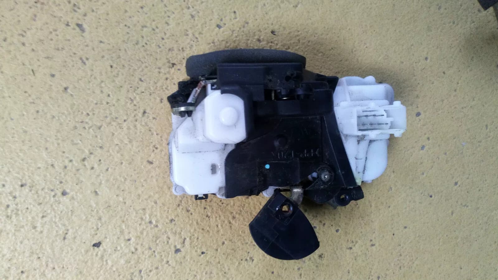 Peugeot 607 door lock front left year:2006