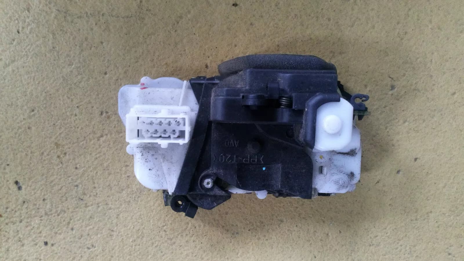 Peugeot 607 door lock front right year:2006
