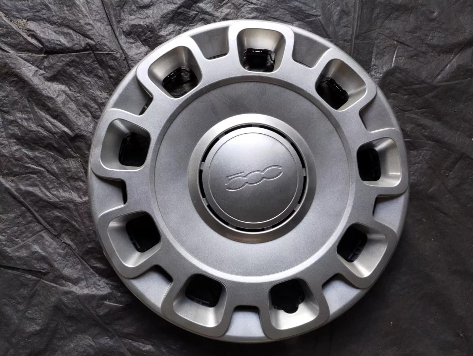Genuine Fiat 500 HUB CAP 1 Pcs Nr: 71804380 ( Metal ring is missing)