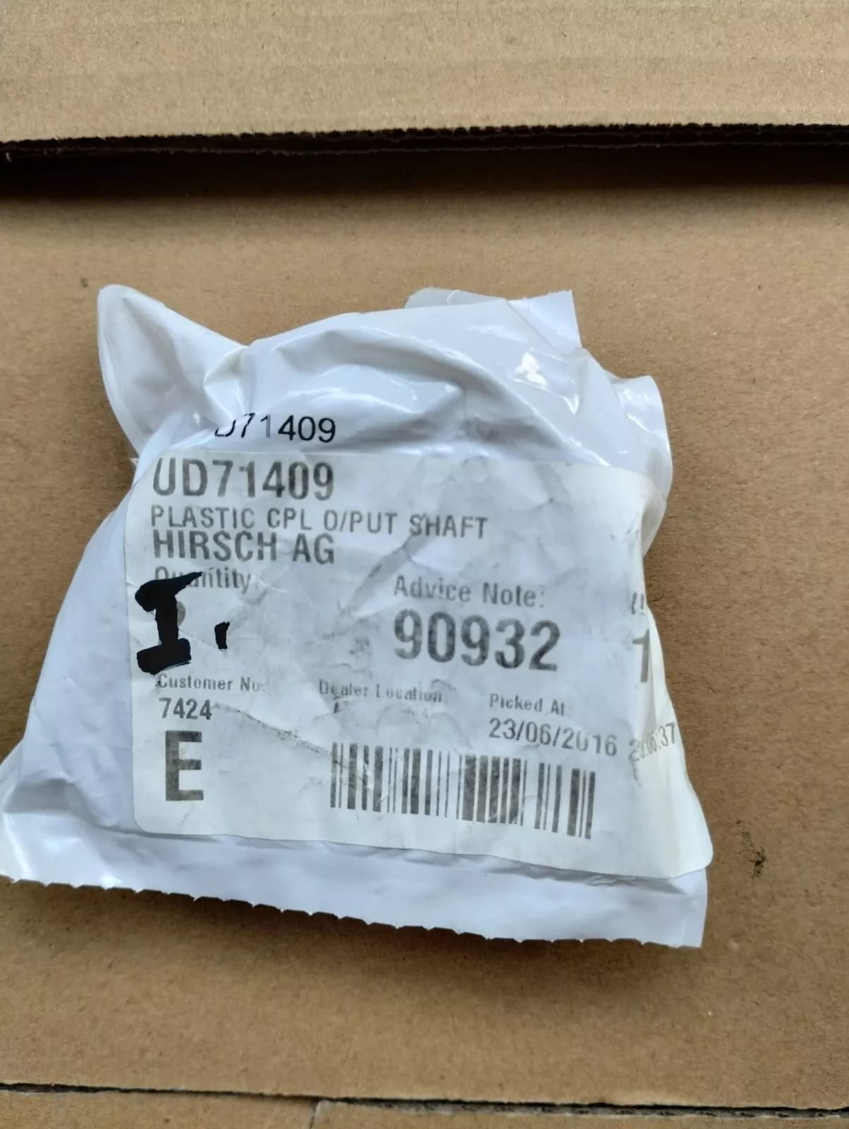 ORIGINAL BENTLEY PLASTIC CPL O/PUT SHAFT 1 PCS no: UD71409