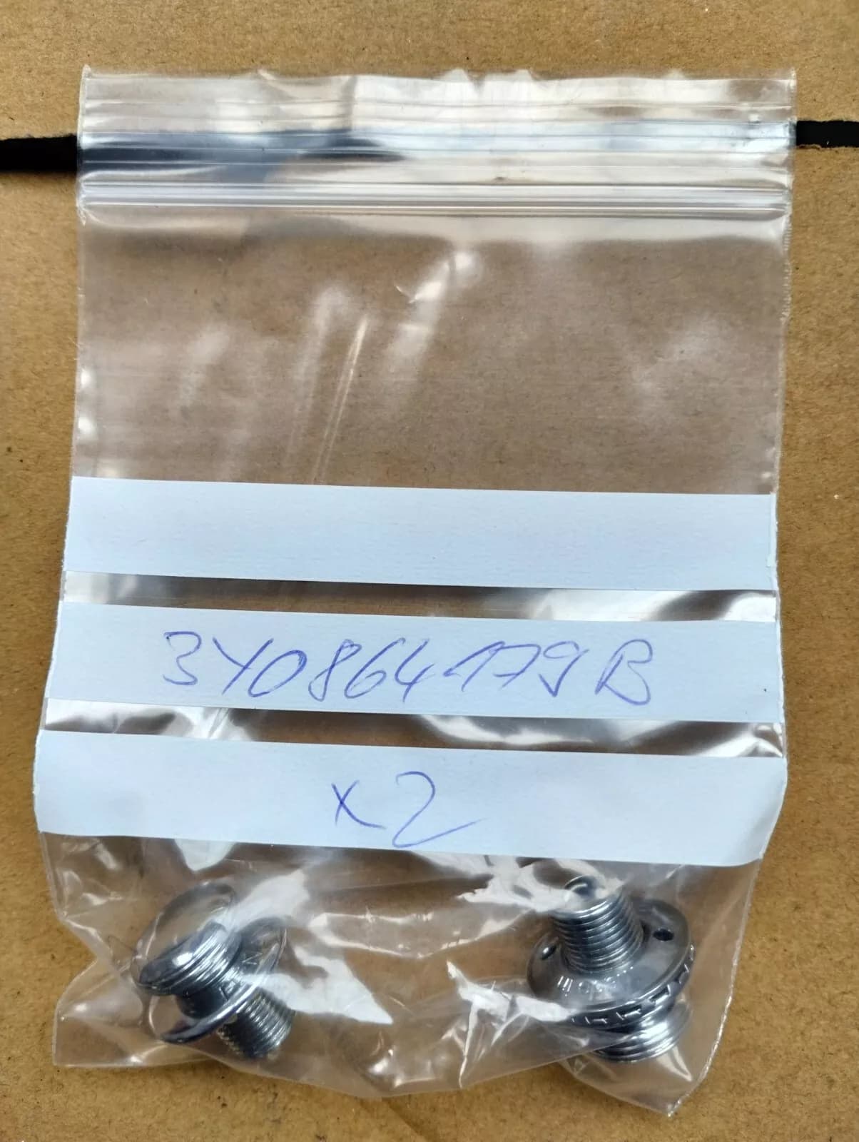 ORIGINAL VW GROUP PARTS, CLAMP FLOOR MAT 2 PCS No: 3Y0864179B