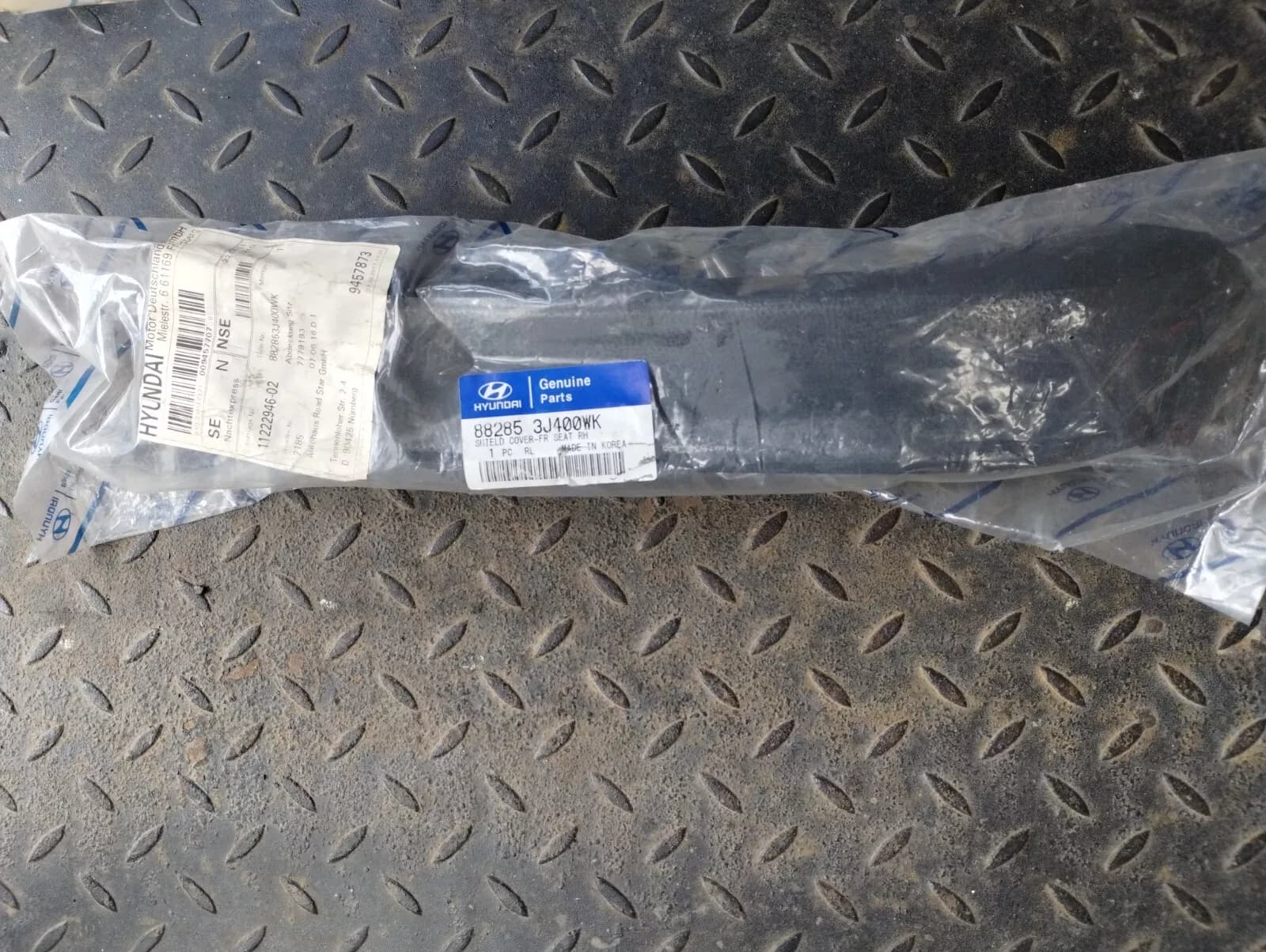 HYUNDAI Genuine SHIELD COVER-FR SEAT RH No : 882853J400WK