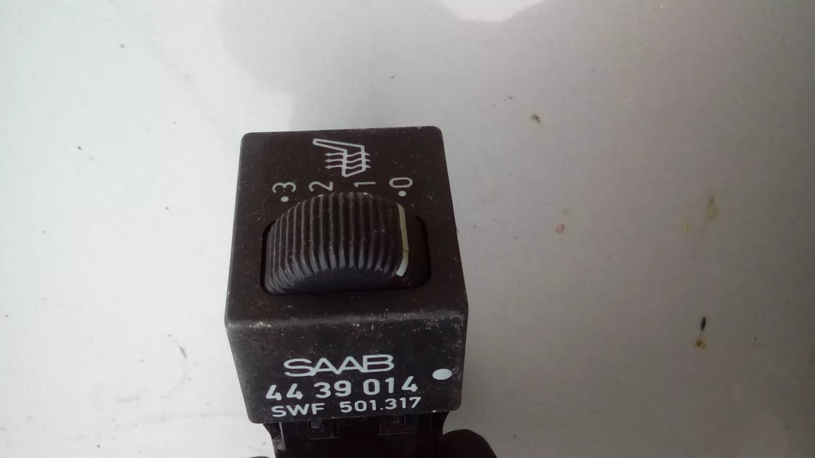 SAAB 9000 seat heating switch part no: 4439014