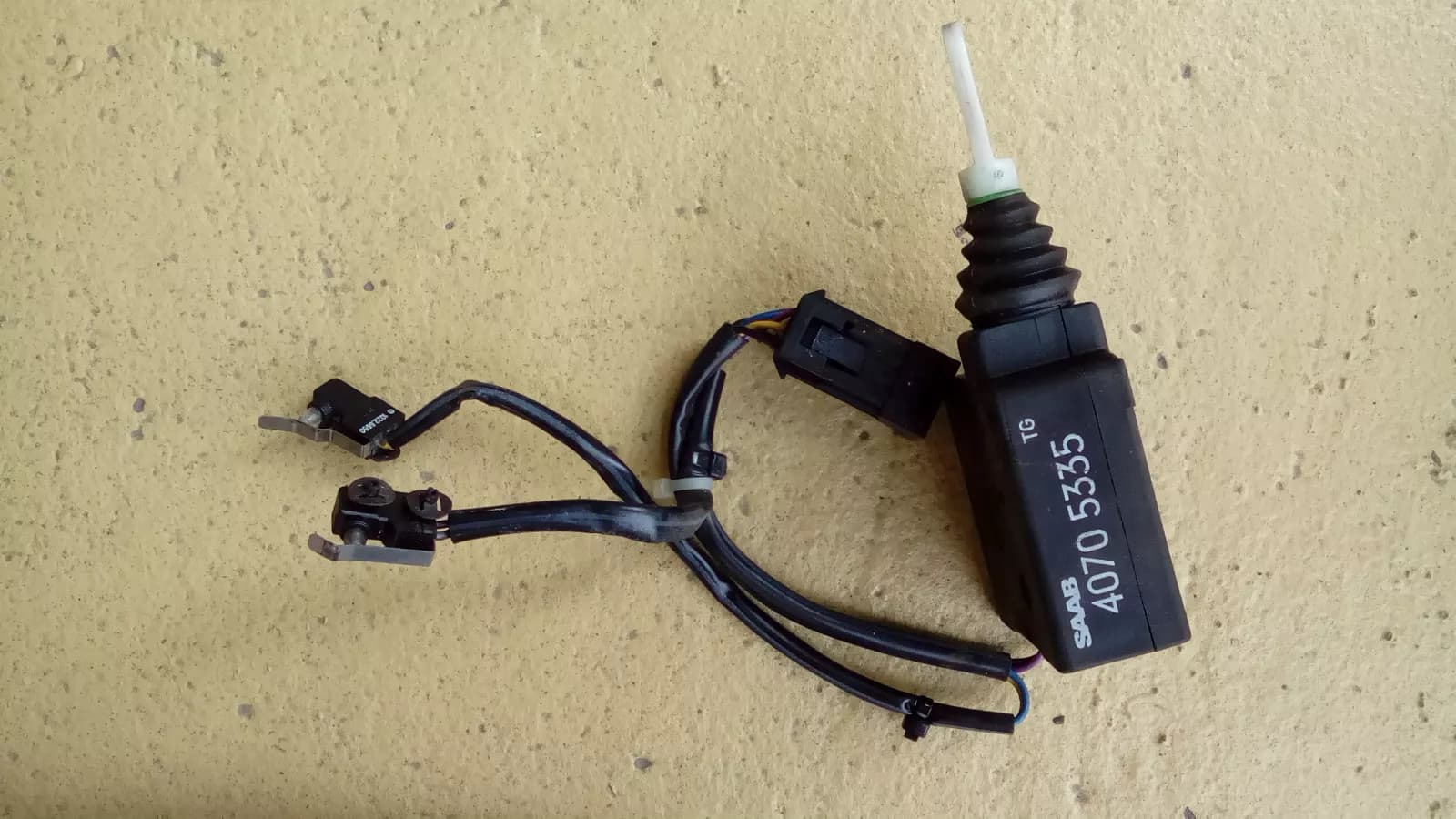 SAAB 9000 CSE tailgate trunk latch actuator part no: 40705335