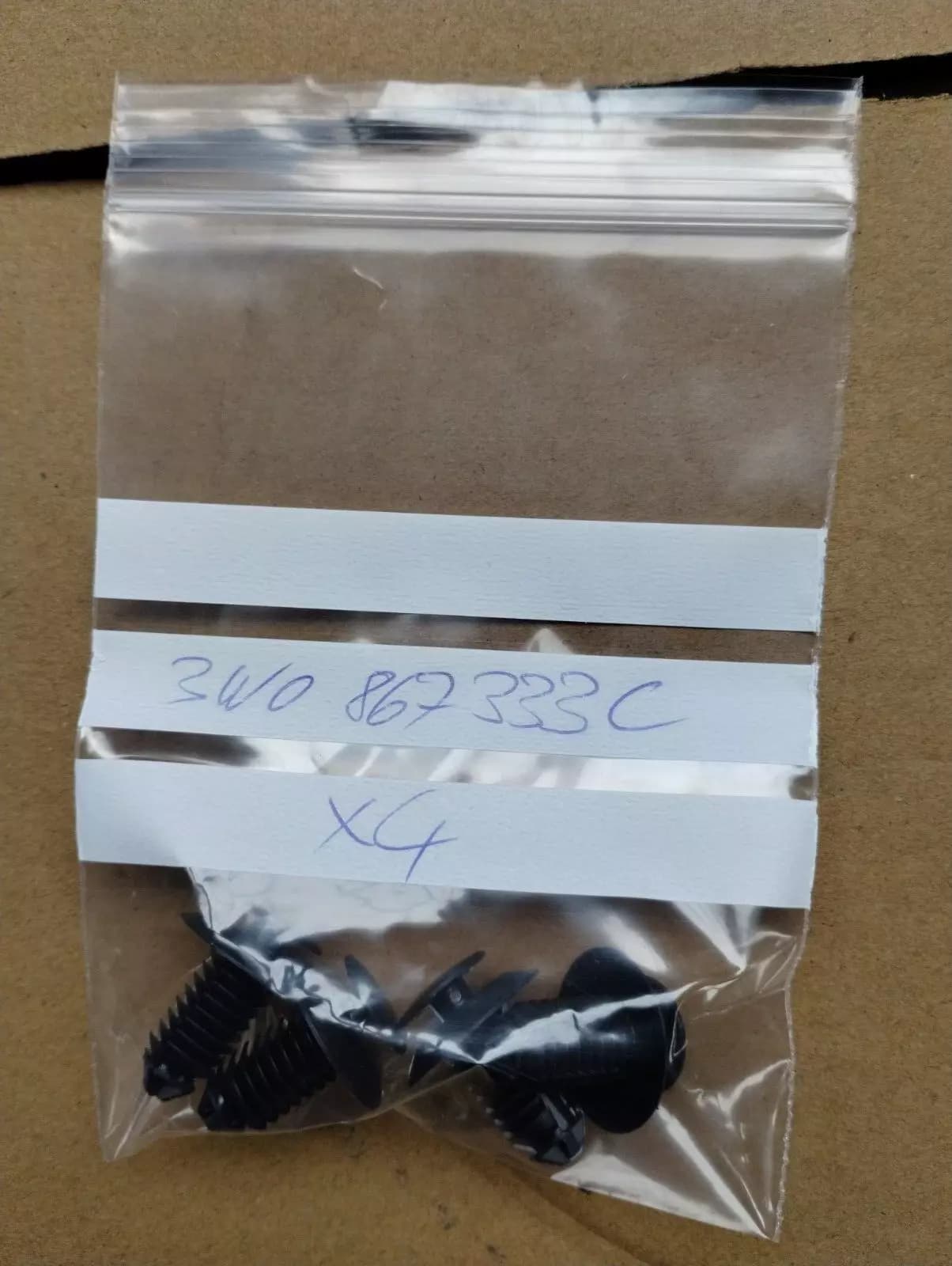 ORIGINAL BENTLEY CLIP 4 PCS no: 3W0867333C