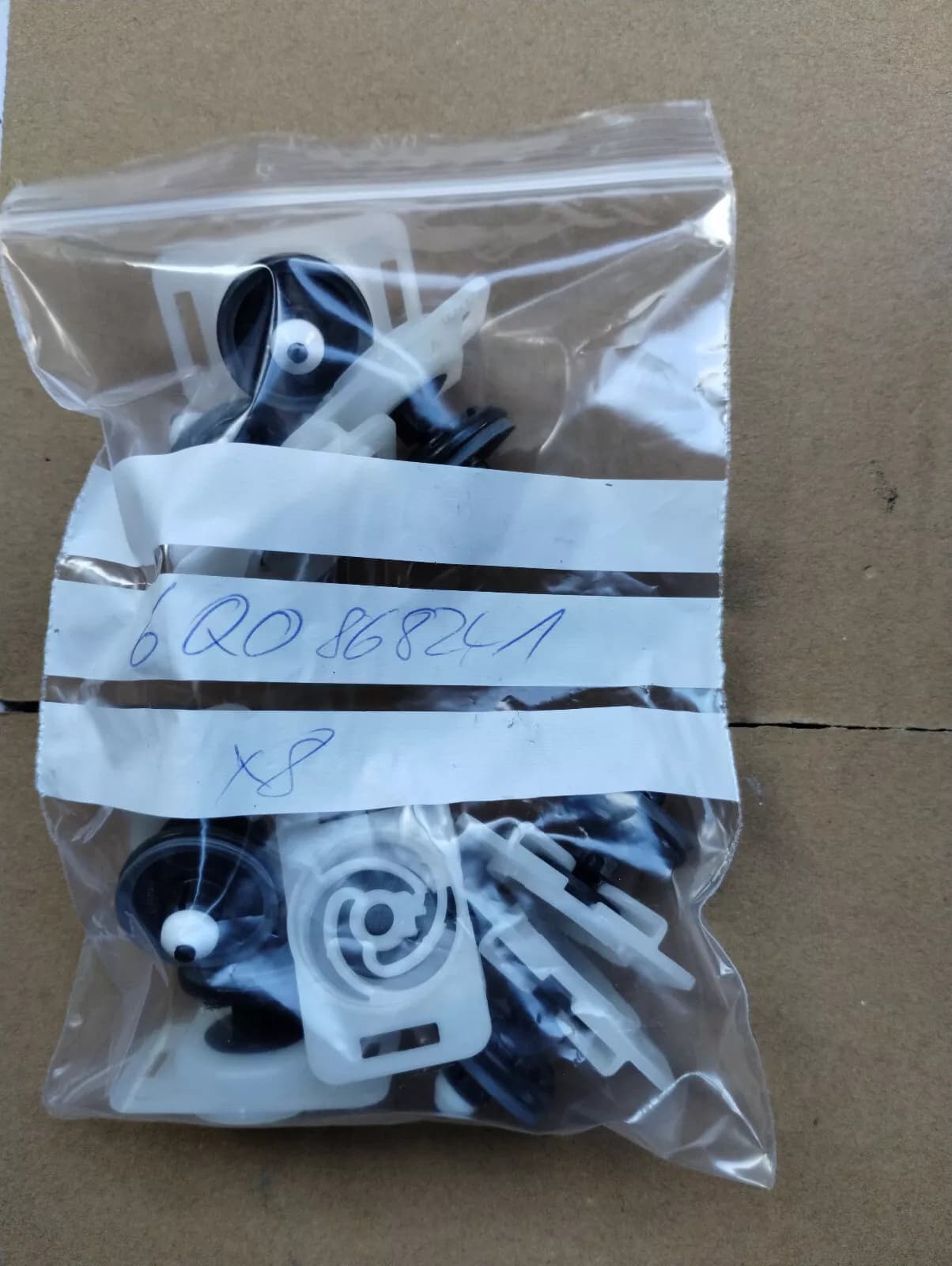 ORIGINAL BENTLEY CLIP 8 PCS NR: 6Q0868241