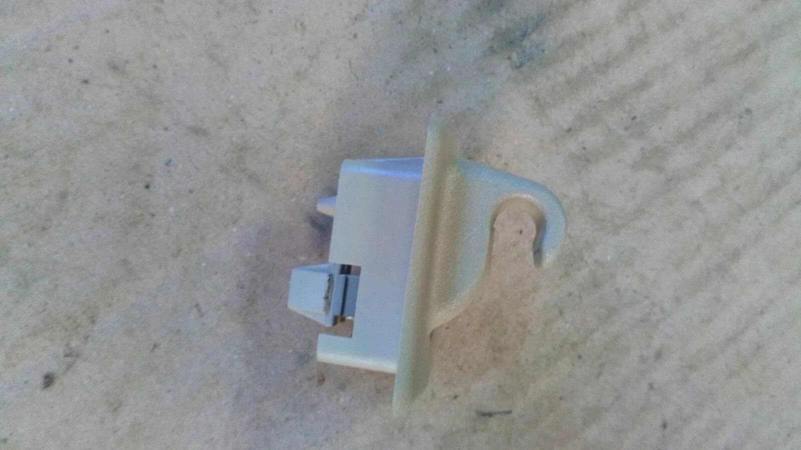 Peugeot 607 year 2008 sun visor holder