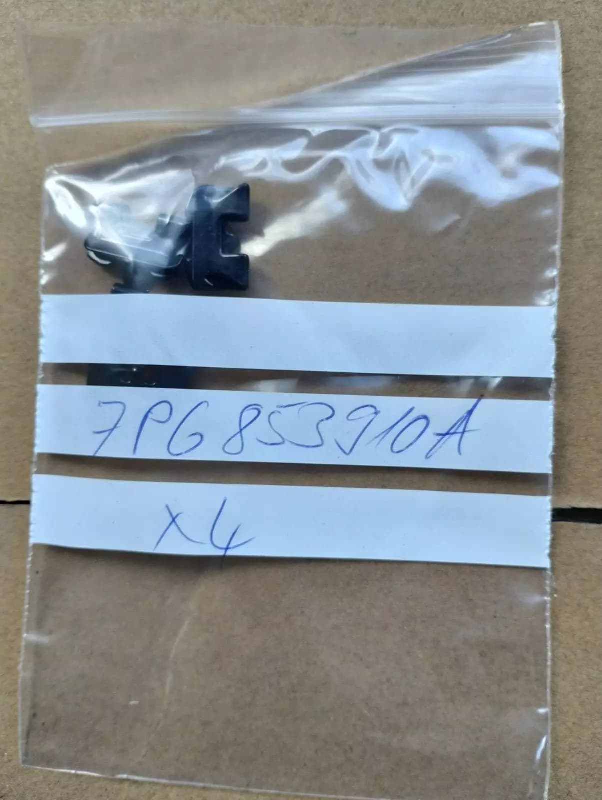 ORIGINAL BENTLEY CLIP 4 PCS NR: 7P6853910A