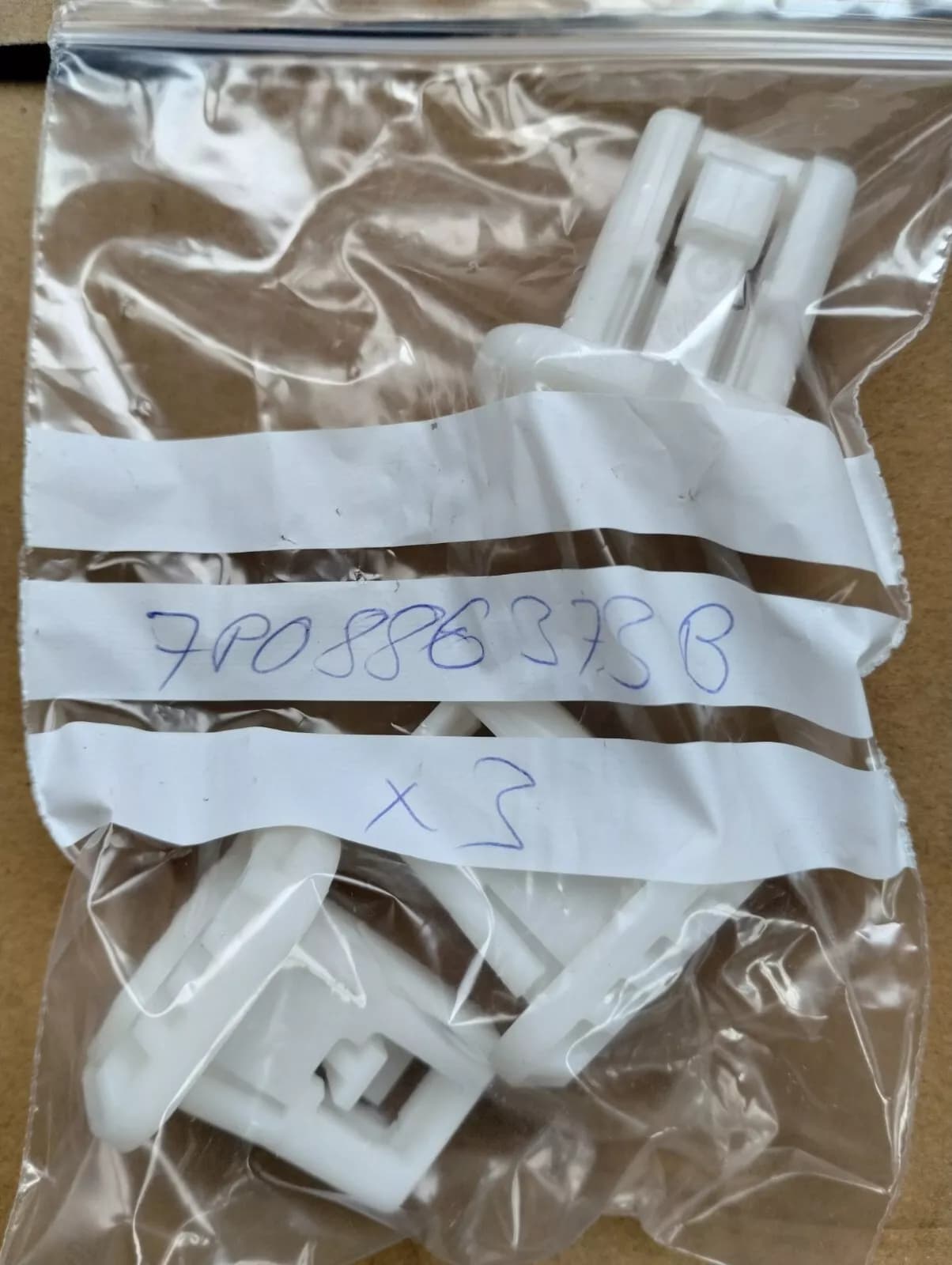 ORIGINAL BENTLEY SEAT PLASTIC CLIP BENTAYGA 3 PCS no: 7P0886373B