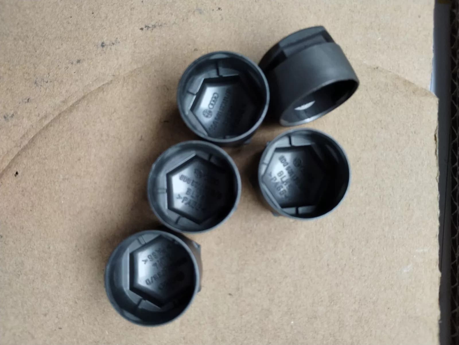 ORIGINAL VW GROUP PARTS, WHEEL BOLT COVER 9 PCS No: 8D0601173