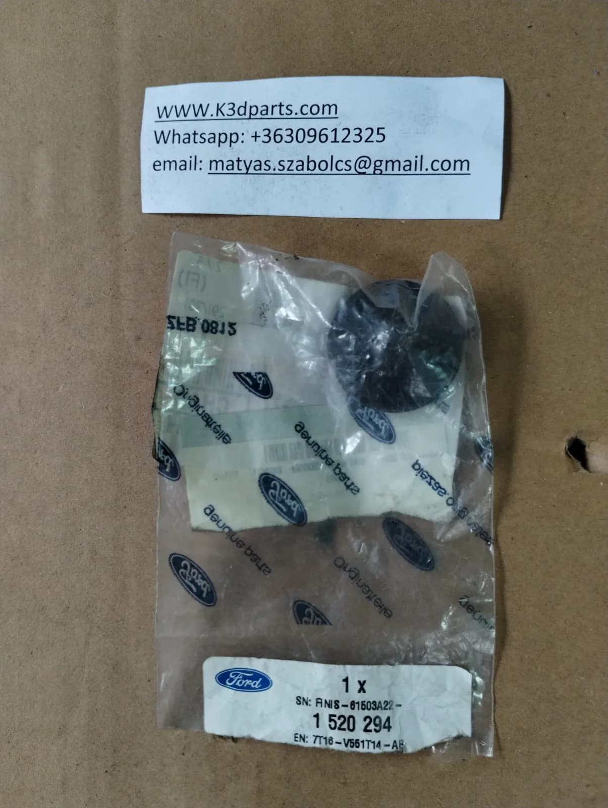 Genuine Ford Transit Connect/Tourneo Roof Rack Plug. Part number 1520294.