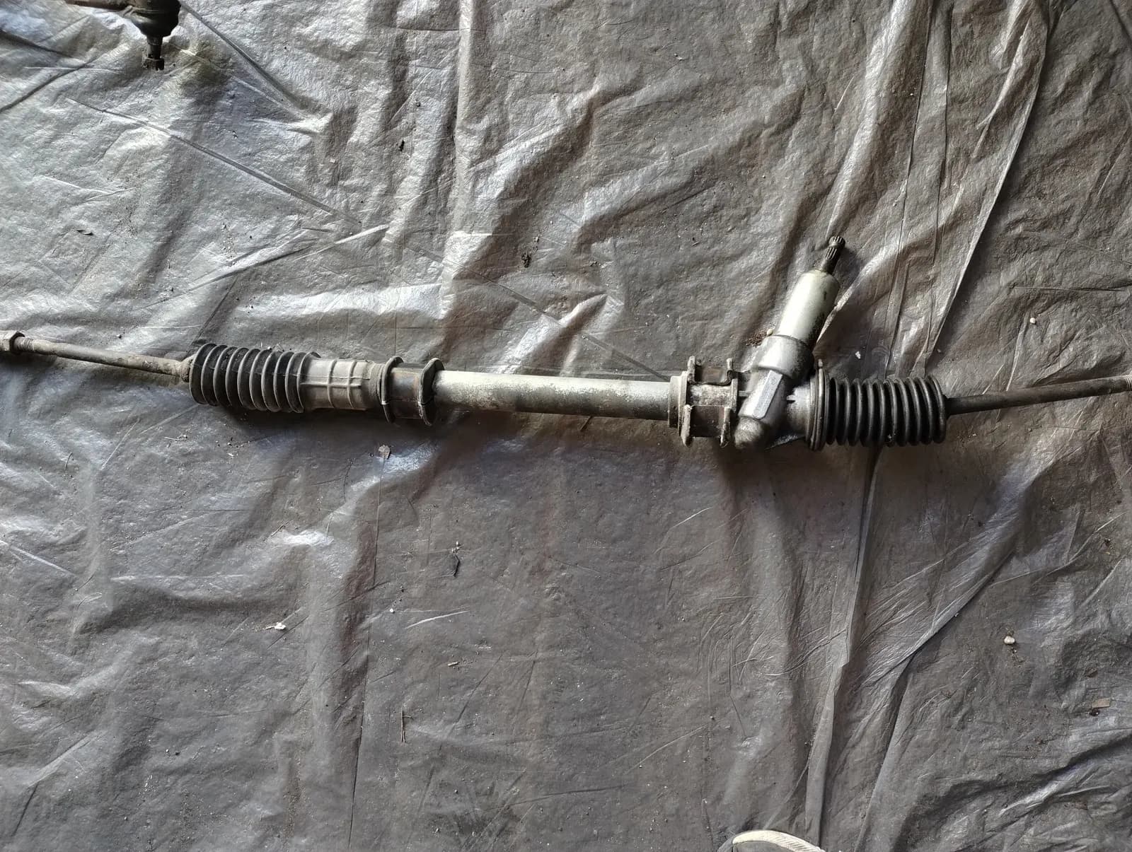 Genuine Maserati Biturbo Steering rack without power steering. Part number 3750208.